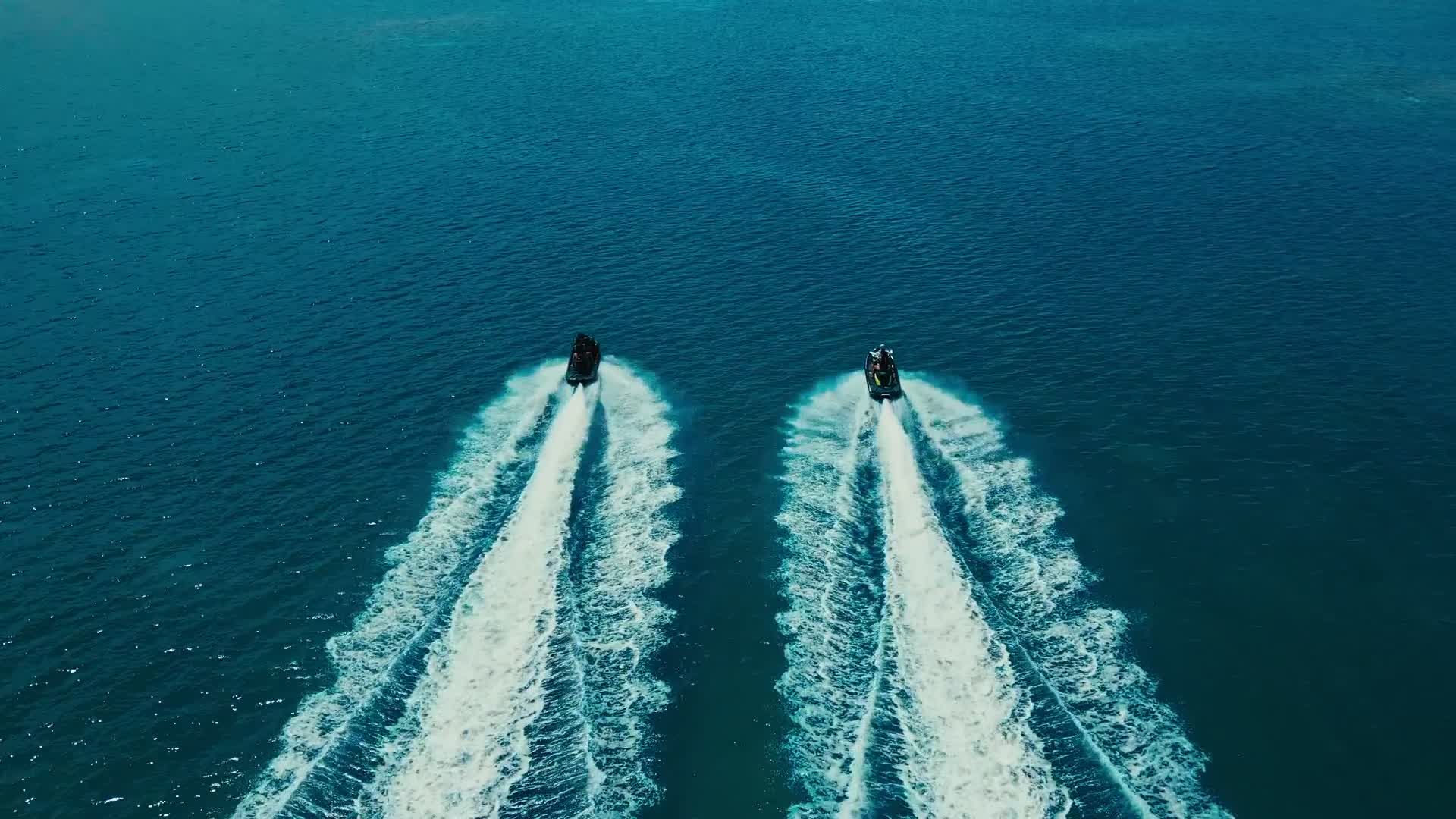 Vue aérienne de deux jet-skis sur la mer turquoise de Guadeloupe