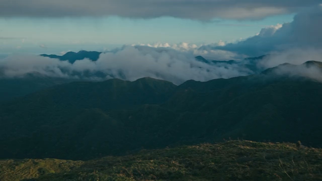 Timelapse de nuages glissant sur les mornes verts de Basse-Terre