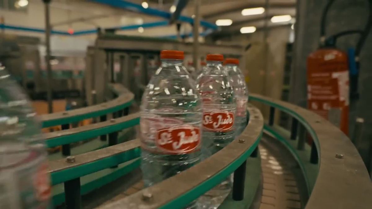 Bouteilles d'eau Sources St-Jude sur une ligne d'embouteillage